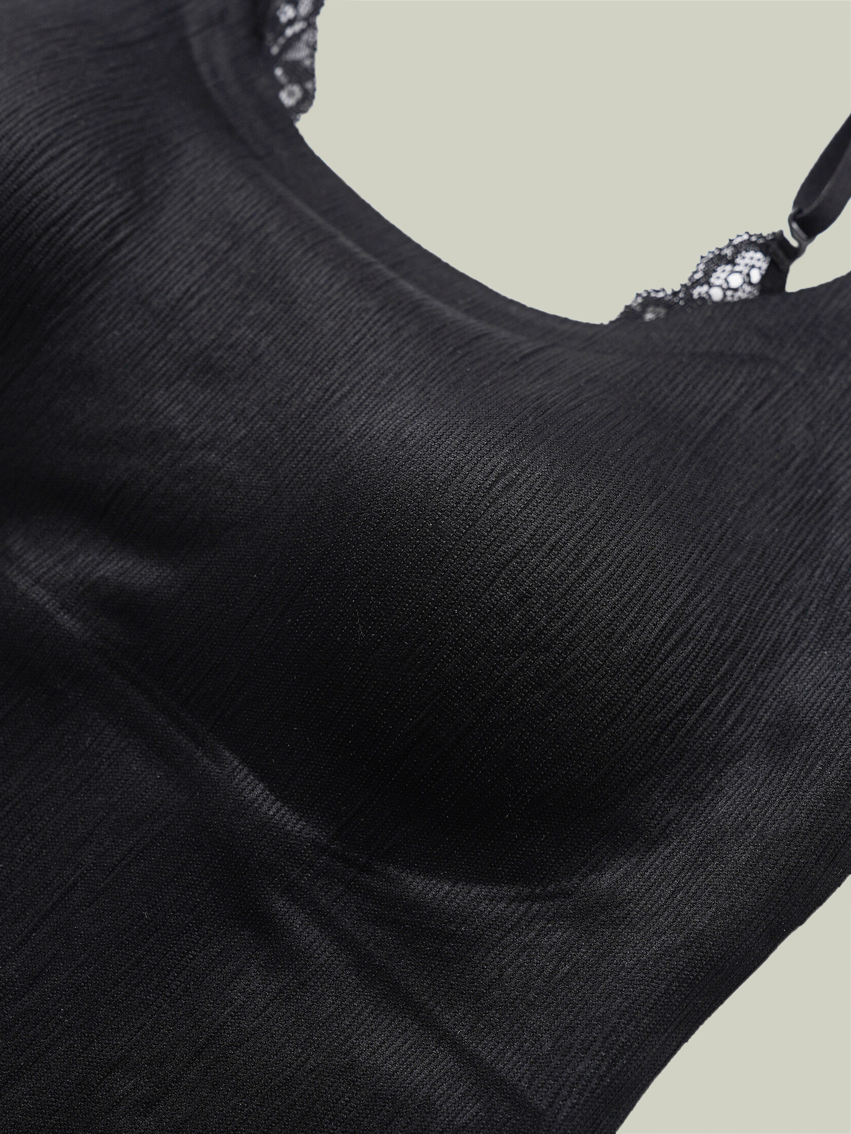 Top intimo in pizzo nero dettaglio