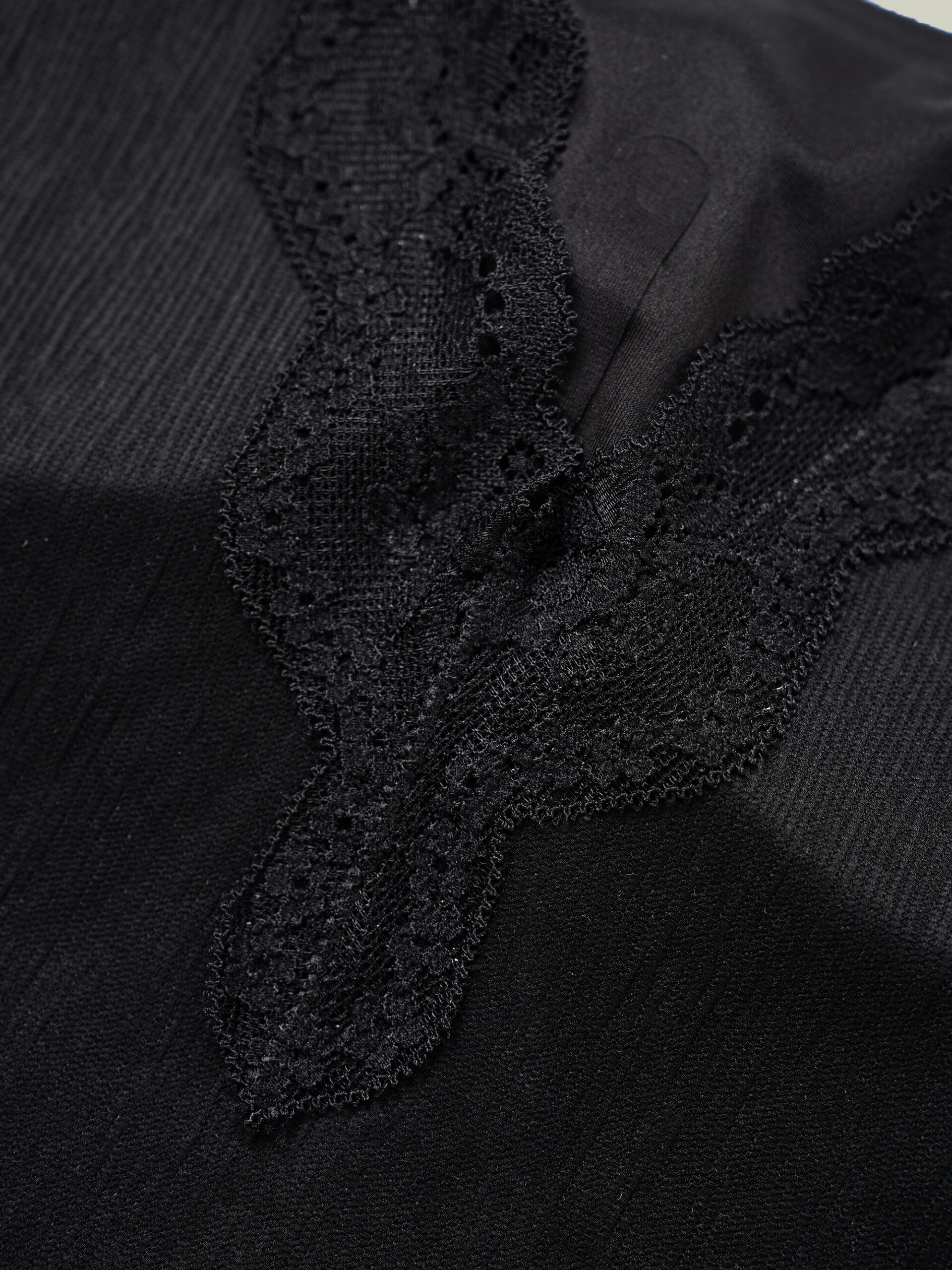 Top intimo in pizzo nero dettaglio tessuto