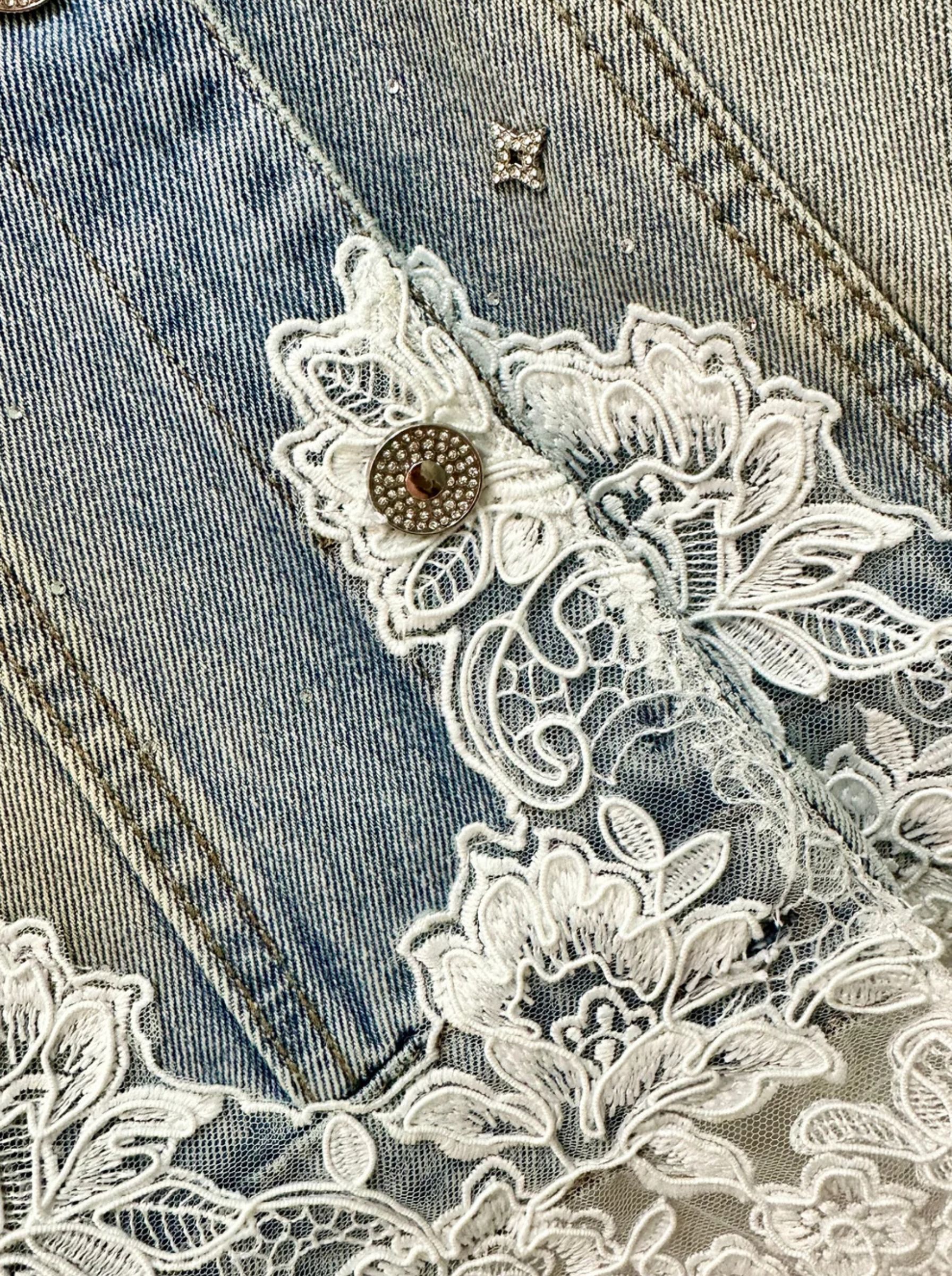 dettaglio pizzo gilet denim lavezzo milano